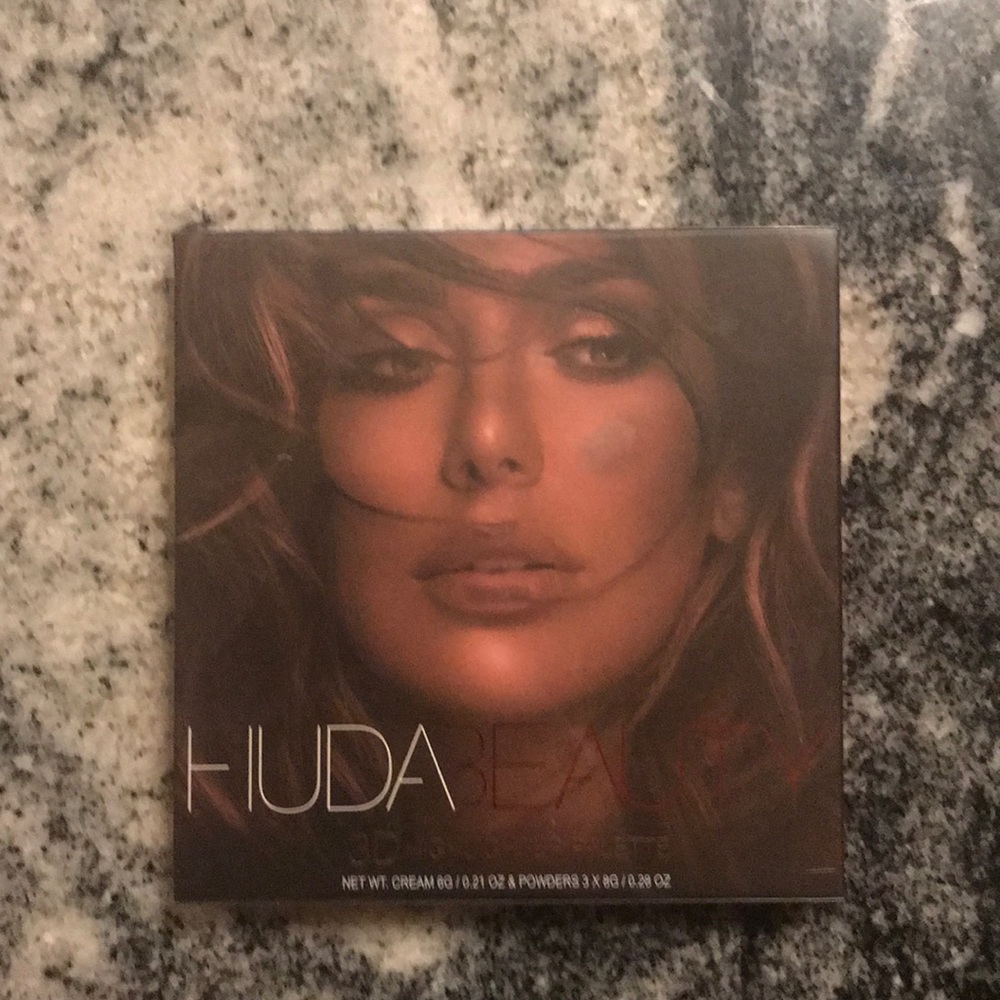 NEW——HUDA BEAUTY 3D Highlighter Pallette